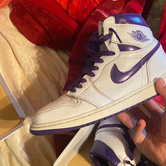 I’m selling air Jordan 1s and the size is 11.5